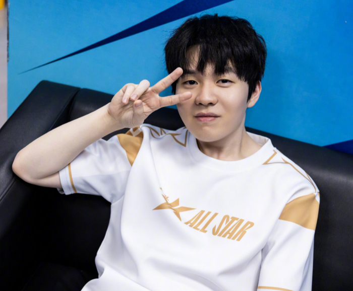 真实形态揭晓？ ThunderTalk Gaming 的纯Poke阵型几乎将所有资源投入到 Ultra Prime 中，并击败了 ThunderTalk Gaming 赢得第二场胜利。